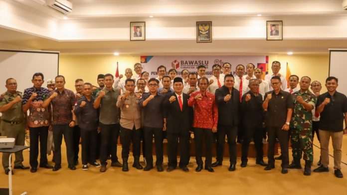 Sebanyak 15 anggota Panitia Pengawas Pemilu Kecamatan (Panwascam) Untuk Pemilihan Serentak Tahun 2024 Di Kabupaten Jembrana dilantik