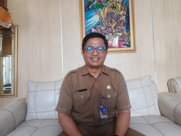 Sekretaris Disdikpora Kabupaten Buleleng Ida Bagus Gde Surya Bharata saat memberikan keterangan menjelang pembukaan masa Penerimaan Peserta Didik Baru (PPDB)