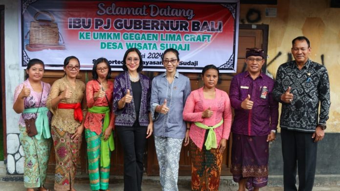 Tinjau IKM di Buleleng, Pj Ketua Dekranasda Bali Dorong Kreativitas dan Inovasi Perajin