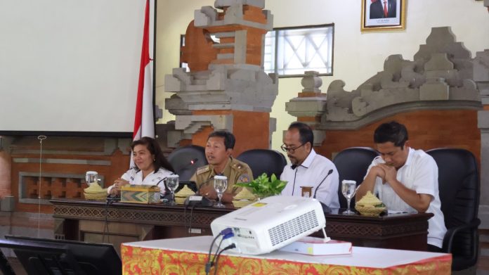 Asisten Bidang Perekonomian dan Pembangunan Setda Provinsi Bali, I Wayan Serinah pada acara Koordinasi Pengelolaan Sampah di Provinsi Bali yang digelar di Dinas Kehutanan dan Lingkungan Hidup Provinsi Bali, Senin 6 Mei 2024.