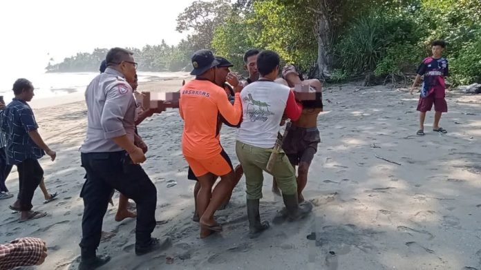 Tim SAR gabungan berhasil menemukan jenazah korban yang terseret arus di Pantai Pekutatan, Jembrana, pada hari Senin 13 Mei 2024.