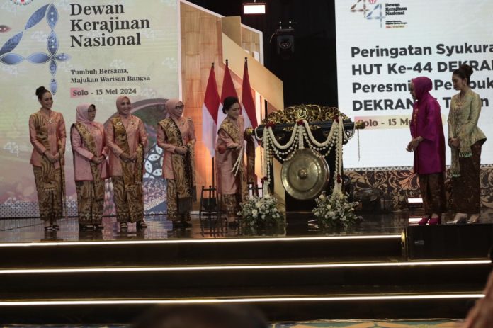 Iriana Joko Widodo Buka Acara dengan Meriah, Ida Mahendra Jaya Hadiri HUT ke-44 Dekranas di Solo