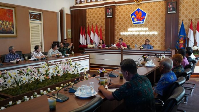 Asisten I Setda Kabupaten Buleleng, I Gede Sandhiyasa yang membacakan sambutan Penjabat (Pj) Bupati Buleleng pada acara penyeraharan bantuan instalasi Pompa Hidram kepada perwakilan Desa Lokapaksa, Kecamatan Seririt di Ruang Rapat Kantor Bupati Buleleng, Selasa, 21 Mei 2024