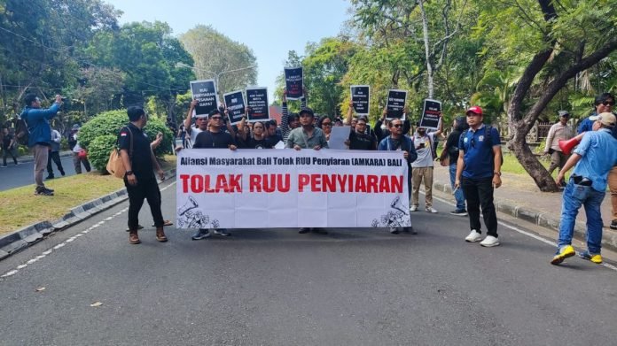 Aliansi Media Bali Tolak RUU Penyiaran di depan Gedung DPRD Denpasar