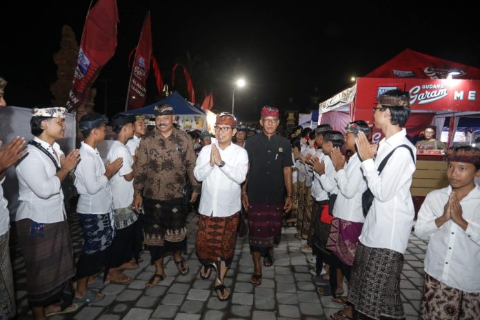 Sekretaris Daerah Badung I Wayan Adi Arnawa menghadiri serangkaian kegiatan puncak HUT ST. Dharma Bakti ke-52 Banjar Dangin Bingin, Desa Sembung Sobangan, Kecamatan Mengwi, Sabtu (8/6).