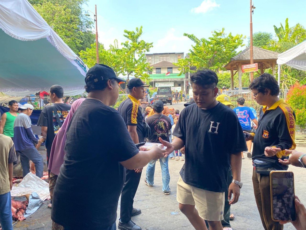 Lembaga Dakwah Islam Indonesia (LDII) Provinsi Bali kembali menunjukkan kepeduliannya dengan membagikan daging kurban kepada warga di Bali.