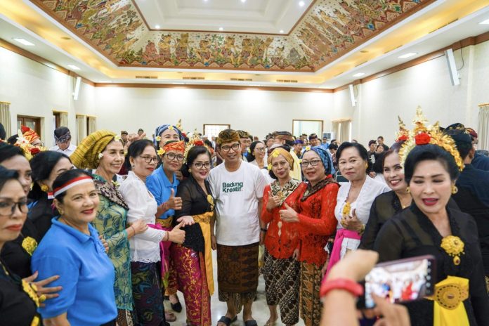 Sekda Adi Arnawa membuka Lomba Seni Budaya Pesantian serangkaian Hari Lanjut Usia Nasional Ke-28 di Gedung Pertemuan Lantai III Kantor Camat Kuta Utara Badung, Minggu (9/6).