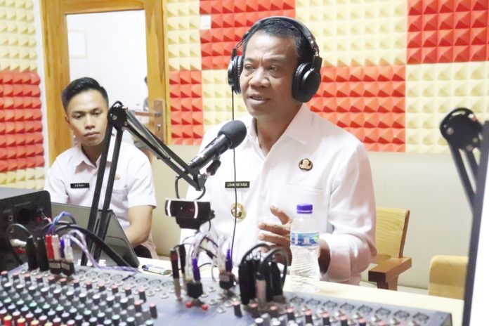 Penjabat (Pj) Bupati Buleleng, Ketut Lihadnyan saat menjadi narasumber dalam dialog interaktif di Nuansa Giri FM, Rabu 5 Juni 2024.