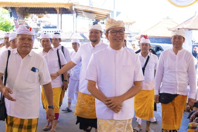 Wabup Suiasa menghadiri Karya Melaspas, Mupuk Pedagingan, dan Caru Rsi Gana di Pura Dalem Pengastulan Banjar Sawangan, Desa Adat Peminge, Kecamatan Kuta Selatan, Kamis (6/6)