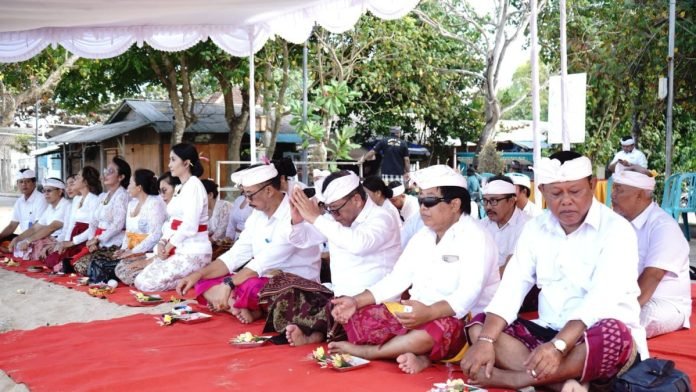 Sebagai Wujud Syukur, Perumda Air Minum Tirta Sewakadarma Laksanakan Upacara Pekelem di Sanur
