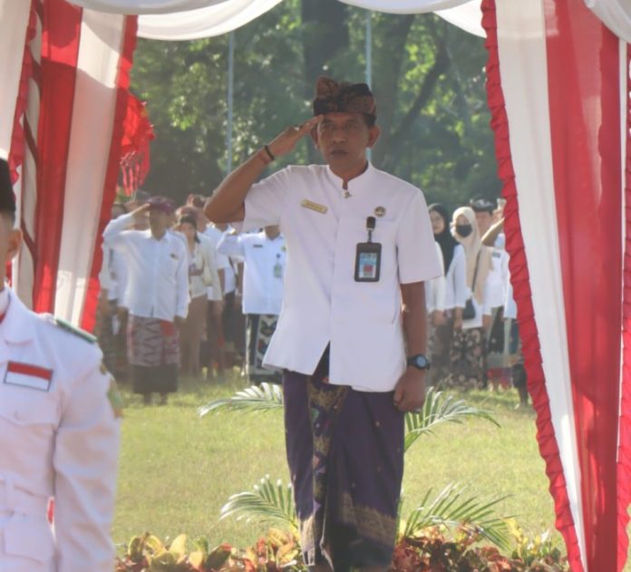 Sekretaris Daerah Kabupaten Jembrana I Made Budiasa yang bertindak selaku inspektur upacara