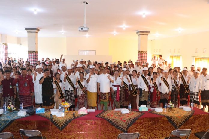 Wabup Badung Ketut Suiasa yang juga selaku Ketua Pelaksana KPA Kabupaten Badung menghadiri sekaligus membuka acara Sosialisasi Pemuda Badung Tangguh Cegah HIV AIDS di Kabupaten Badung Tahun 2024 di SMA Negeri 1 Petang, Kamis (6/6).