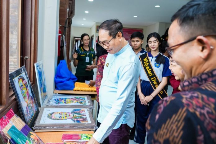 Wabup Suiasa saat menghadiri sekaligus membuka acara Sosialisasi Pemuda Badung Tangguh Cegah HIV AIDS Kabupaten Badung di SMAN 2 Abiansemal, Jumat (7/6)