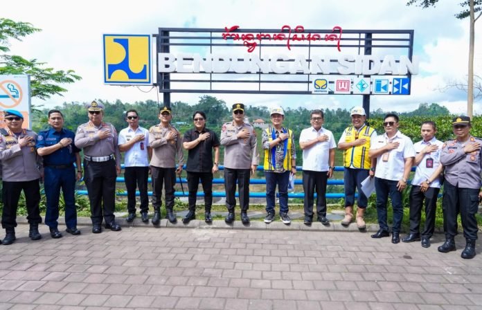 Bupati Badung I Nyoman Giri Prasta mendampingi Kapolda Bali Irjen. Pol. Ida Bagus Kade Putra Narendra saat meninjau pembangunan Bendungan Sidan di Desa Belok Sidan, Petang, Rabu (5/6).
