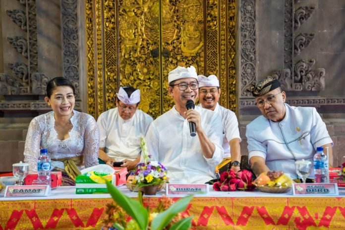 Wabup Suiasa saat menghadiri Karya Ngenteg Linggih Wraspati Kalpa Agung Padudusan Alit Banjar Adat Kung Desa Dalung, Kecamatan Kuta Utara Badung, Jumat (7/6).