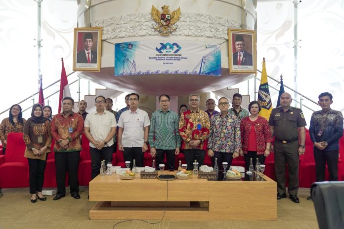 Wabup Ketut Suiasa saat menghadiri Hari Anti Narkotika Internasional secara virtual di Badung Command Centre, Kantor Kominfo Kabupaten Badung, Puspem Badung, 26 Juni 2024.