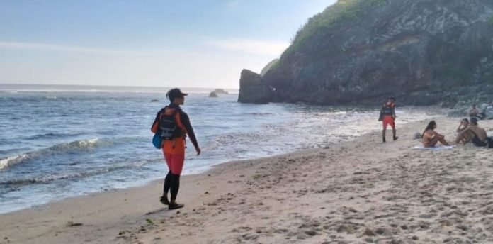 Seorang Buruh Bangunan Terseret Arus Saat Mandi di Pesisir Pantai Nyangnyang