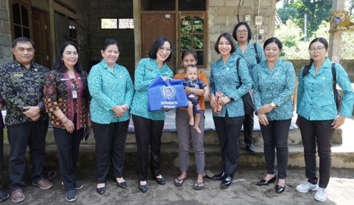 Pj. Ketua Tim Penggerak PKK Provinsi Bali, Ny. drg. Ida Mahendra Jaya saat memberikan perhatian langsung kepada warga di Banjar Tengah, Desa Dawan Kelod, Kabupaten Klungkung, pada jumat 14 Juni 2024.