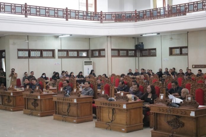 Proses rapat paripurna yang dilaksanakan di Ruang Sidang Utama DPRD Buleleng, pada Senin 24 Juni 2024.