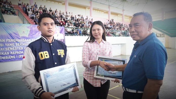 999 Mahasiswa Jembrana Terima Beasiswa, Bupati Tamba Manfaatkan Kesempatan Ini!