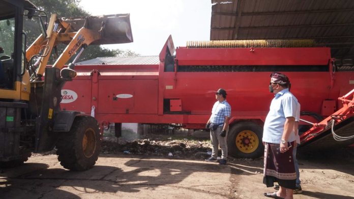 Bupati Jembrana Pantau Uji Coba Mesin Pengolahan Sampah Jadi RDF di TPA Peh