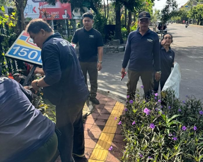 Satpol PP Kota Denpasar Tertibkan Puluhan Media Iklan Tanpa Izin