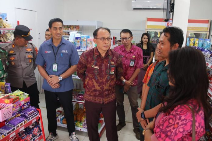 Kepala Dinas Perdagangan, Perindustrian, dan Koperasi, UKM Kabupaten Buleleng, Drs. Dewa Made Sudiarta, M.Si, meresmikan Buleleng Mart