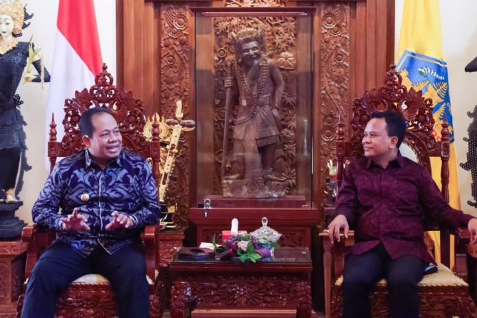 Pj. Gubernur Bali, S.M. Mahendra Jaya, memberikan apresiasi atas penyerahan bantuan 50 buku Catur Weda Samhita beserta terjemahan