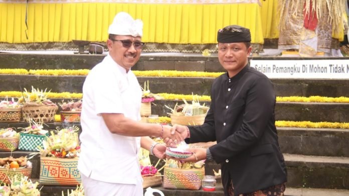Sekda Buleleng Sumbangkan 100 Juta Rupiah untuk Pura Mandara Giri Semeru Agung