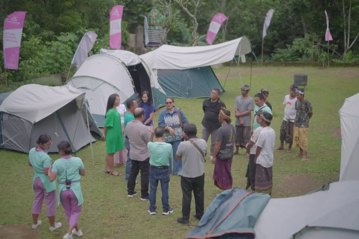 Bunda Putri Koster (berkacamata hitam) sedang berbincang di area camping.