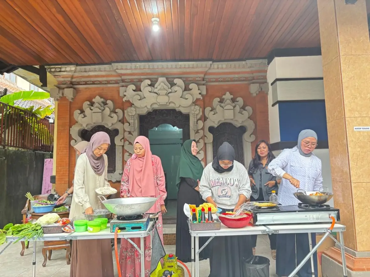 Ngabuburit Pengawasan, Bawaslu Denpasar Gandeng Kohati Gelar Kelas Memasak dan Berbagi Takjil