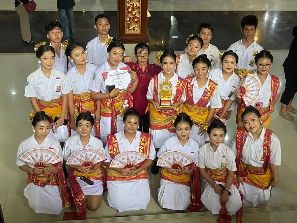 Paduan suara "Gita Harmoni Spenda" dari SMP Negeri 10 Denpasar. Tim paduan suara ini berhasil meraih Juara 1 dalam ajang bergengsi Pekan Olah raga Seni dan Pelajar (Porsenijar) Kota Denpasar tahun 2025