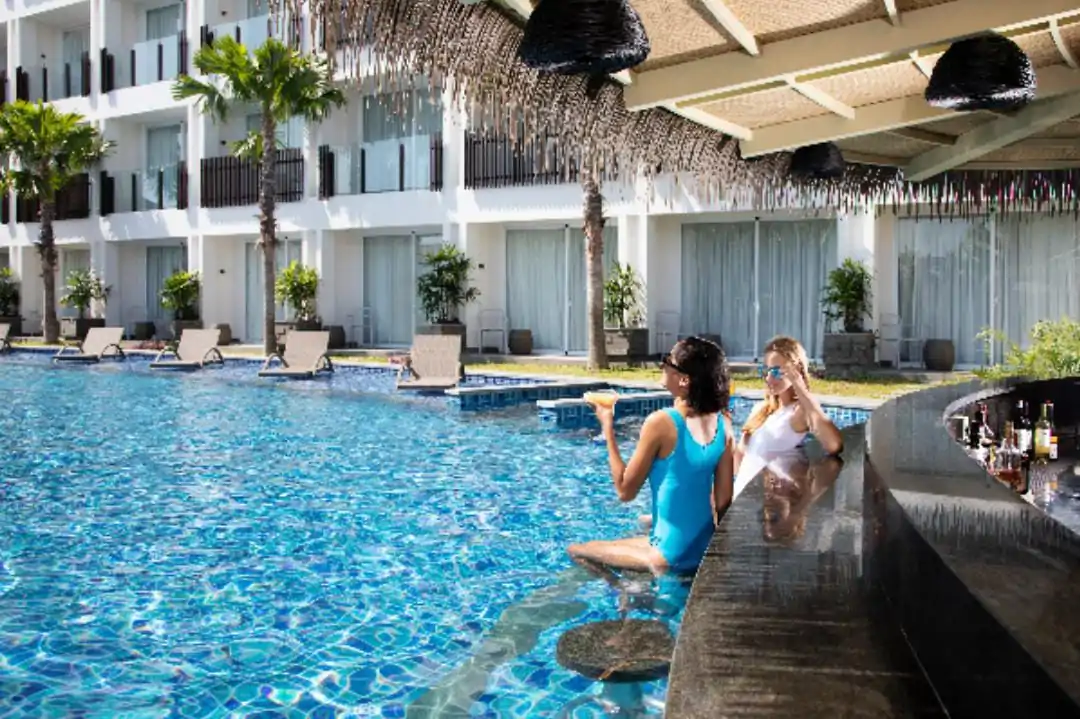 Fairfield by Marriott Bali Legian mengajak Anda menikmati keindahan senja dalam Sundowner Party.