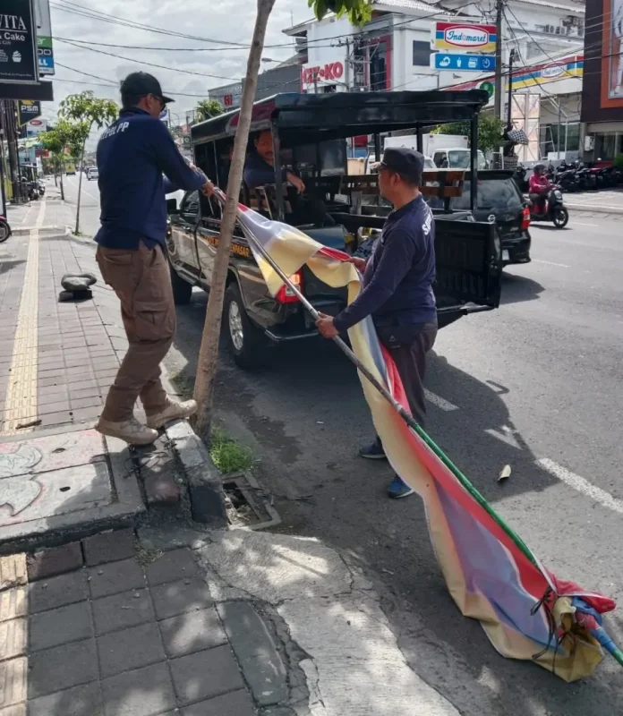 Satpol PP Kota Denpasar bersama Regu Quick Respons menertibkan baliho dan media promosi liar yang dipasang tidak sesuai aturan di fasilitas umum.