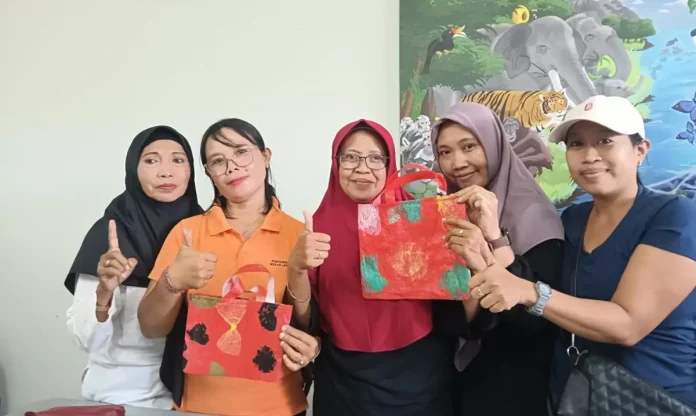 Pemerintah Desa Pemogan bekerja sama dengan Bali Waste Management Training Centre mengadakan pelatihan kreatif Upcycle Limbah Plastik.
