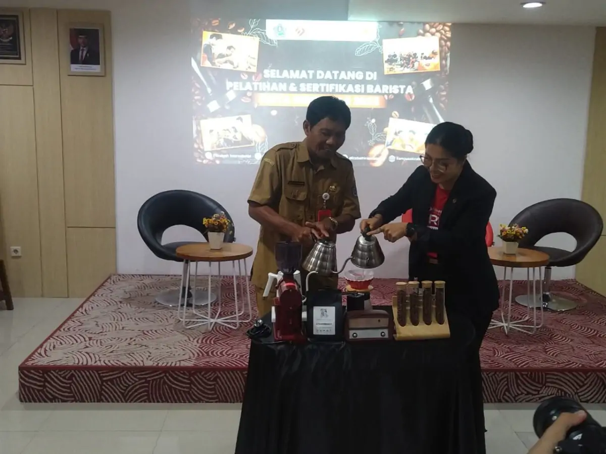 Brewing coffee oleh Kepala Dinas Tenaga Kerja dan Direktur Elizabeth International membuka acara pelatihan ini.