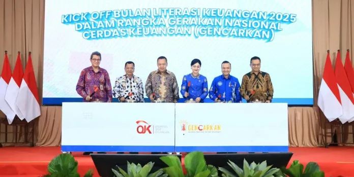 Otoritas Jasa Keuangan menegaskan komitmennya dalam meningkatkan literasi keuangan masyarakat melalui program Bulan Literasi Keuangan 2025.