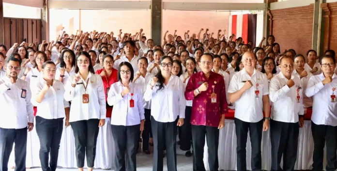 Ketua TP PKK Kabupaten Tabanan, Rai Wahyuni Sanjaya, memimpin sosialisasi terkait Posyandu berbasis 6 Standar Pelayanan Minimal tahun 2025.