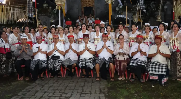 Kehadiran Bupati Tabanan dalam upacara adat di Desa Adat Dharma Kesatria Lumajang menegaskan dukungan pemerintah terhadap pelestarian tradisi dan budaya Bali.