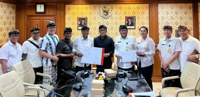 Pemerintah Kota Denpasar menyerahkan hibah tanah seluas 400 meter persegi kepada Banjar Adat Semawang, Desa Adat Intaran, Sanur