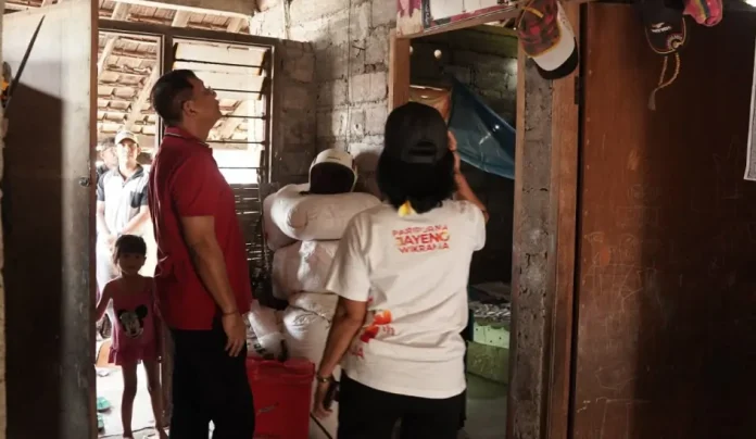 Bupati Buleleng I Nyoman Sutjidra melaksanakan peninjauan langsung ke beberapa titik lokasi rumah warga yang diusulkan menerima bantuan