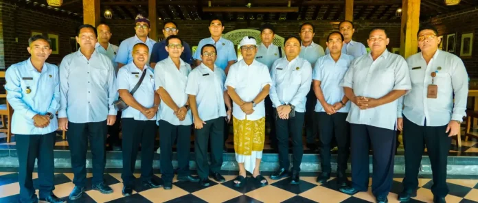Bupati Badung I Wayan Adi Arnawa menyampaikan arahan kepada para pengurus Forum Komunikasi Kepala Lingkungan dan Kelian Banjar Dinas (FK3D)