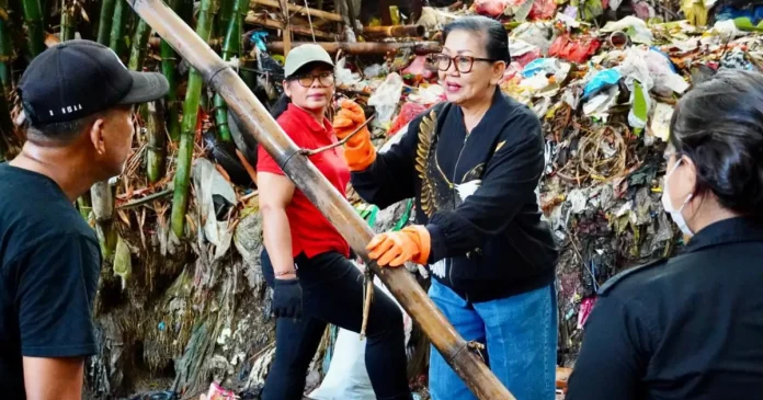 Peringati World Ocean Day, Putri Koster Turun Langsung Bersihkan Sungai di Tabanan