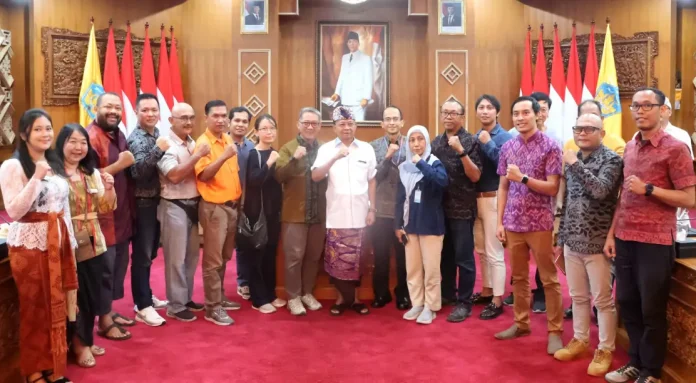 Gubernur Bali Wayan Koster mengambil langkah tegas menekan peredaran Air Minum Dalam Kemasan berbahan plastik di bawah satu liter.
