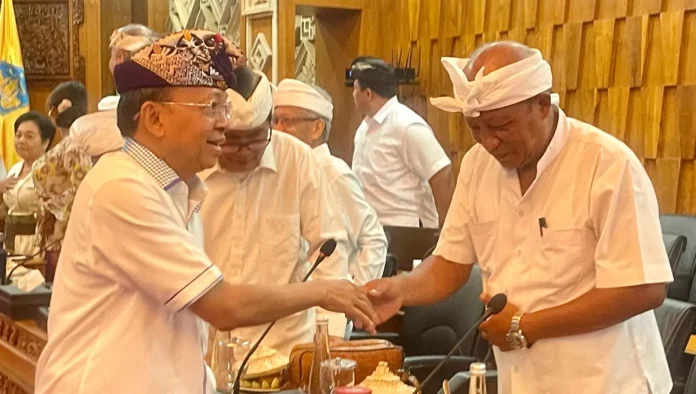 Gubernur Bali, Wayan Koster, menegaskan pentingnya penegakan aturan terhadap penggunaan plastik sekali pakai, terutama di pasar tradisional