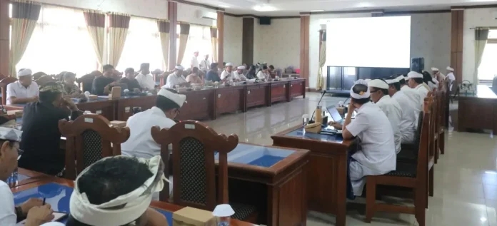 Komisi II DPRD Kabupaten Buleleng menggelar rapat terkait guna merespons laporan masyarakat mengenai dugaan pelanggaran pembangunan.