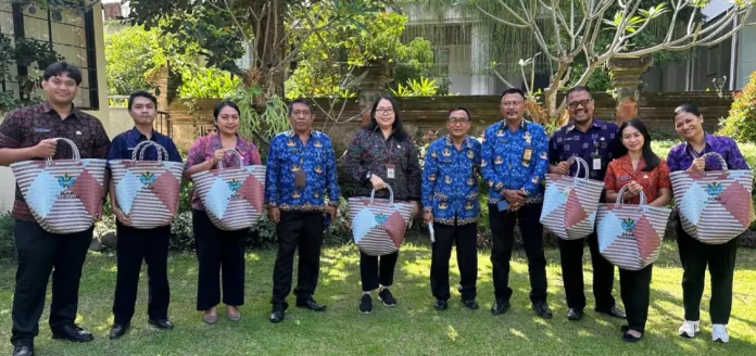 Inspektorat Daerah Provinsi Bali melalui kegiatan monitoring dan evaluasi pelaksanaan kebijakan pembatasan plastik sekali pakai