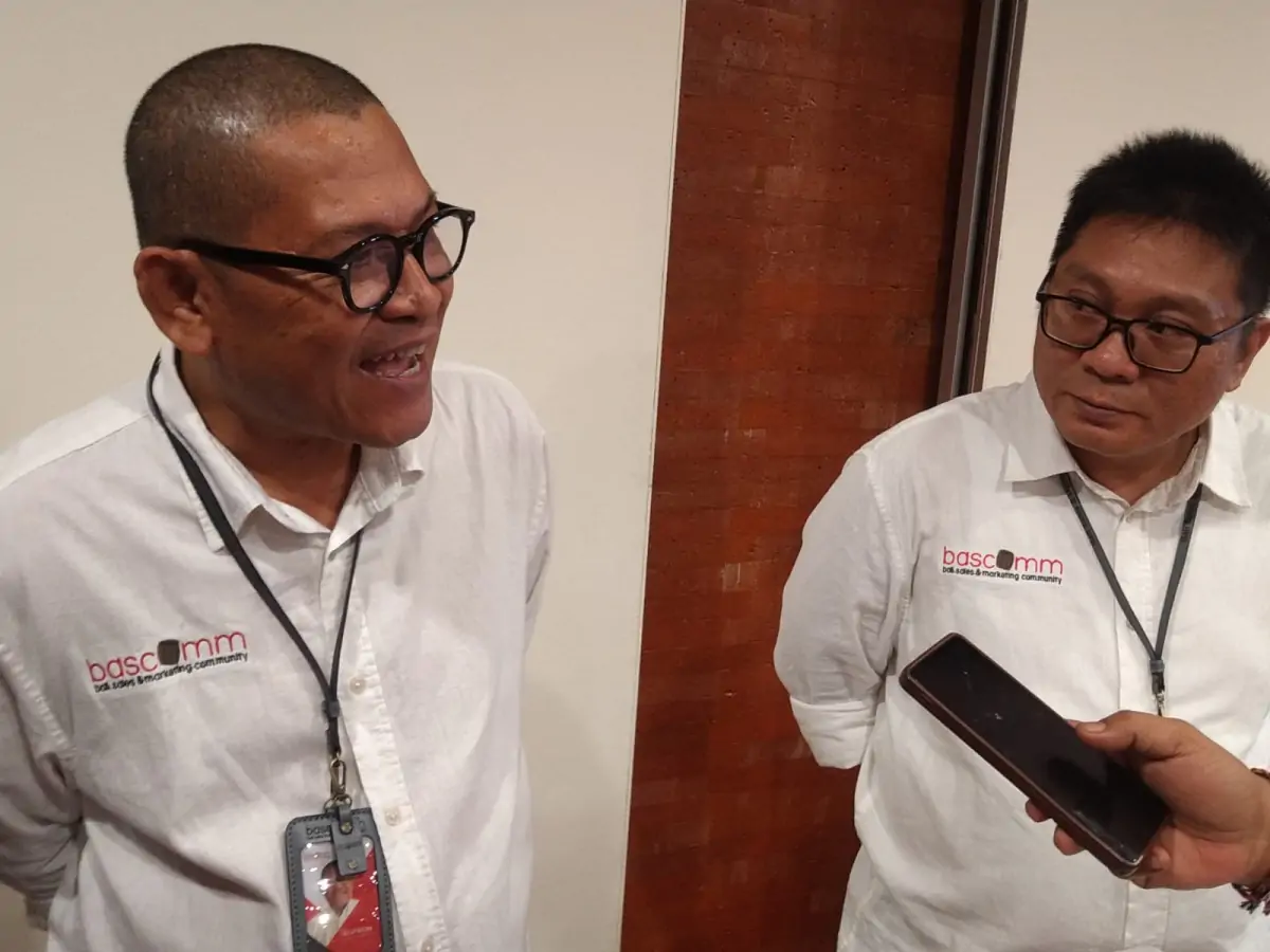 Gufron, CHA – Managing Director Alpha Hotel Management bersama Ketua BASCOMM, Putu Arisudhiana saat sesi wawancara di Discovery Kartika Plaza Hotel.