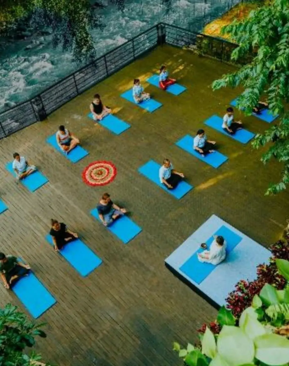Sthala Ubud mengajak para tamu merayakan Hari Yoga Internasional pada 21 Juni 2025 dengan pengalaman holistik di tepi Sungai Wos yang menyatukan yoga, kuliner, budaya, dan ketenangan alam Bali.