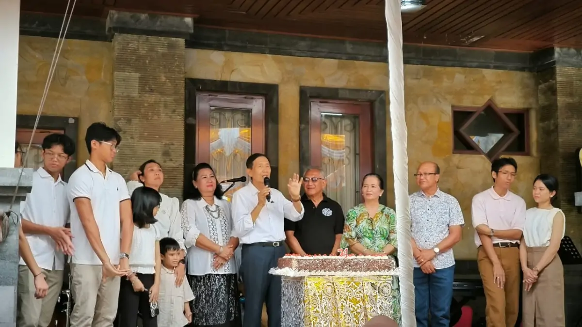 Pada perayaan ulang tahunnya yang ke-74, Made Mangku Pastika menerima lukisan berjudul Sat Cit Ananda sebagai pengingat untuk menjadi pribadi yang lebih bijaksana seiring bertambahnya usia.